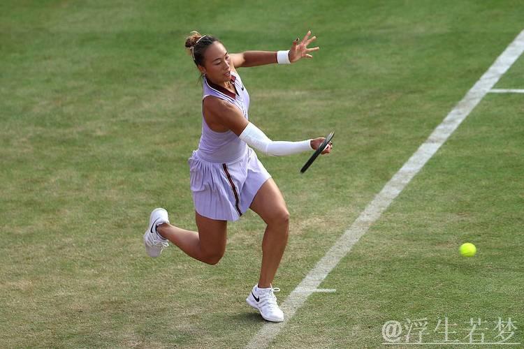 郑钦文草地赛首战艰难取胜